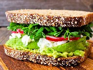 Рецепта Здравословни сандвичи с пълнозърнест хляб, авокадо, яйца и бейби спанак за закуска